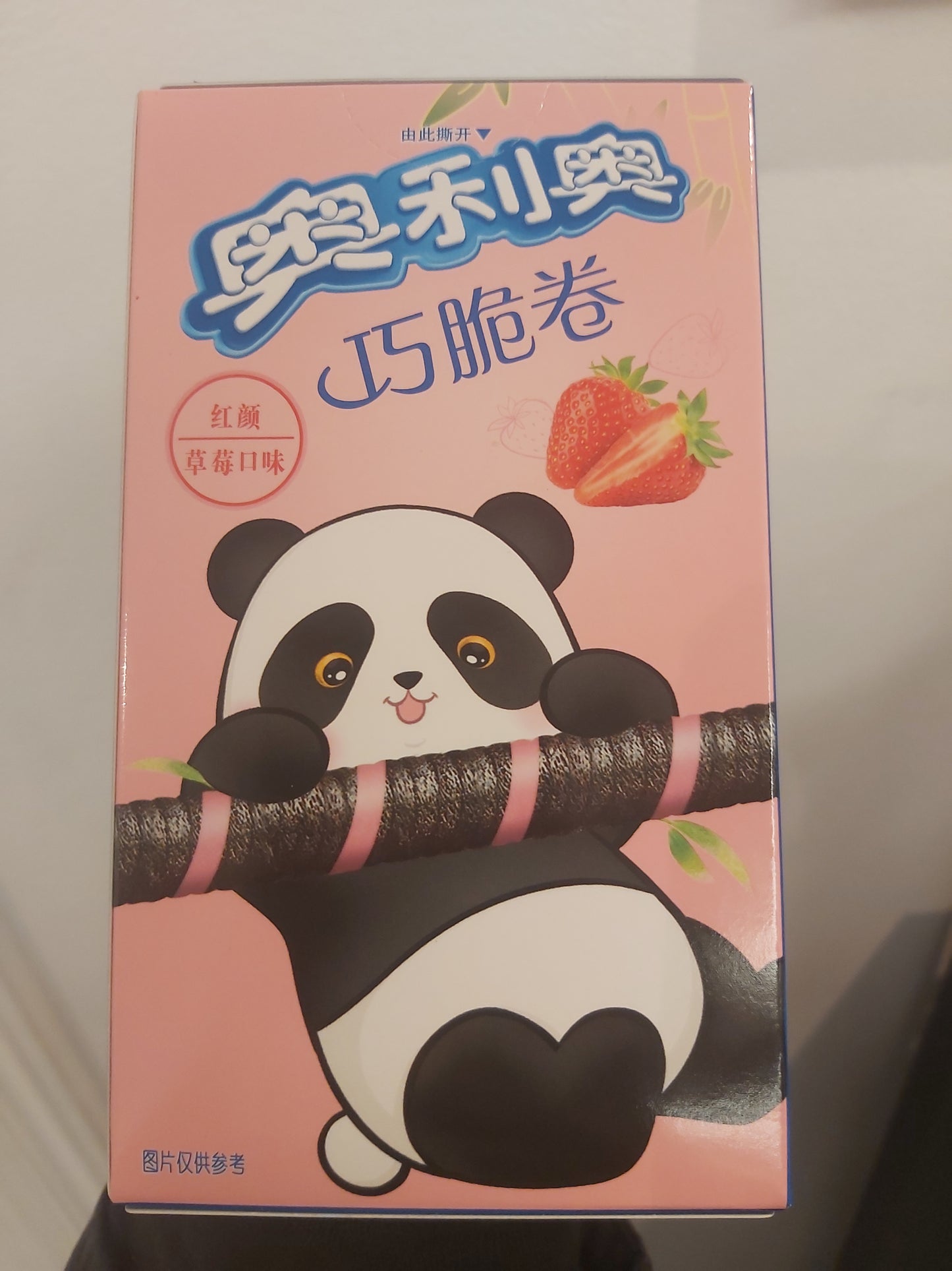 Oreo Strawberry Wafer Straws (China)